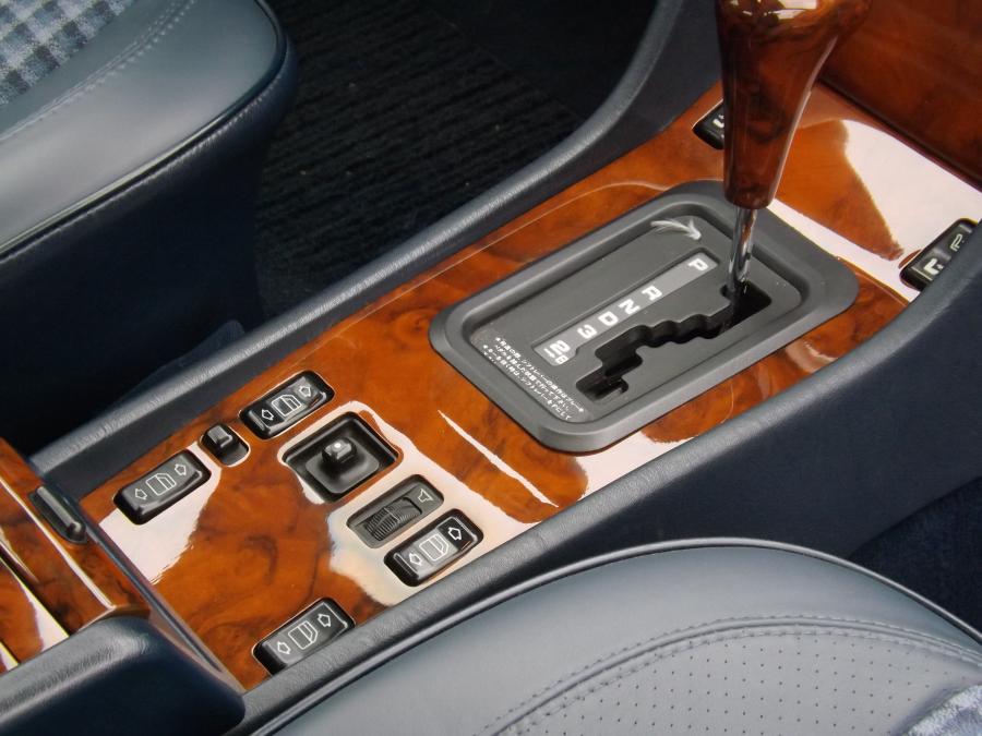 Детали интерьера Mercedes-Benz 500E (W124) 1993 года  (фото 4 из 21)